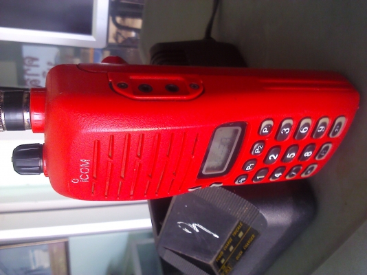 วิทยุรับ-ส่งมี ปท.เครื่องแดง ยี่ห้อ ICOM มีแท่นชาร์จ พร้อมใช้ (มี 3 ชุด)