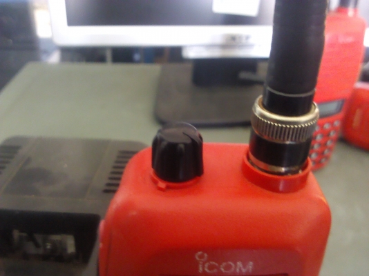 วิทยุรับ-ส่งมี ปท.เครื่องแดง ยี่ห้อ ICOM มีแท่นชาร์จ พร้อมใช้ (มี 3 ชุด)