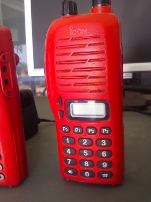 วิทยุรับ-ส่งมี ปท.เครื่องแดง ยี่ห้อ ICOM มีแท่นชาร์จ พร้อมใช้ (มี 3 ชุด)