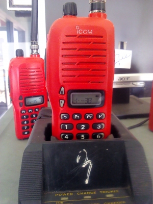 วิทยุรับ-ส่งมี ปท.เครื่องแดง ยี่ห้อ ICOM มีแท่นชาร์จ พร้อมใช้ (มี 3 ชุด)