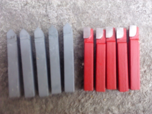 มีดกลึงติดคาร์ไบร์ที่ส่วนปลายของด้ามมีดแล้วมีสองแบบให้เลือกใช้(มี 20 อัน)