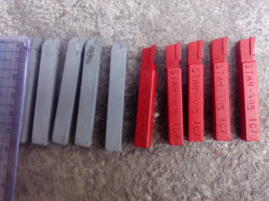 มีดกลึงติดคาร์ไบร์ที่ส่วนปลายของด้ามมีดแล้วมีสองแบบให้เลือกใช้(มี 20 อัน)