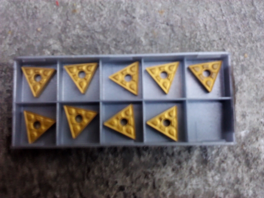 เม็ดมีดกลึง-กัด ของใหม่ยังไม่ได้ใช้เป็นแบบยึดบนด้านมีดด้วยสกรู( มี 10 เม็ด)