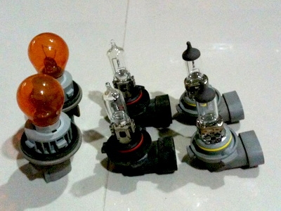 ชุดหลอดไฟหน้าฟอร์จูนเนอร์ และขั้วของแท้ ข้างล่ะสามชิ้น ซ้ายขวาครบ