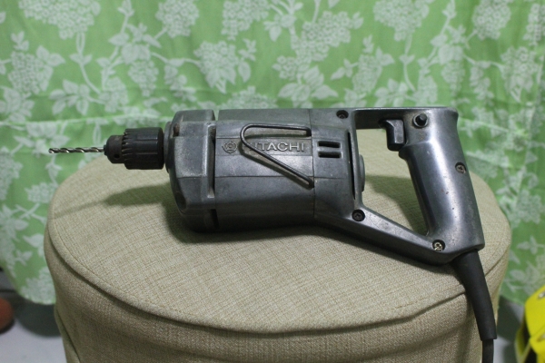 สว่านขนาด 3 หุน ยี่ห้อ hitachi  โคลงสร้างอลูมเนียมทั้งตัว ทนๆพร้อมใช้งานครับ