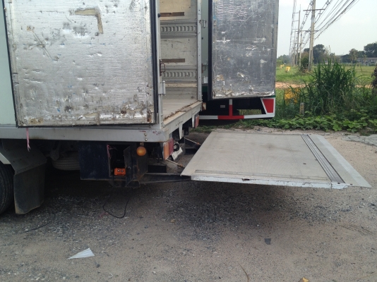 ขาย 6 ล้อ ISUZU ตู้แห้ง มีเครื่องทำความเย็น พร้อมลิฟท์ท้าย