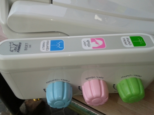 แฟมิลี่ บีแต้ฝารองชักโครก ระบบแรงดันน้ำ ของใหม่มีแต่ 2 อัน แฟมิลี่ บีแต้ฝารองชักโครก ระบบแรงดันน้ำ ของใหม่มีแต่ 2 อัน