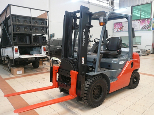 ขายรถโฟล์คลิฟท์มือสอง toyota รุ่น 8FGL25 ราคา 355,000 บาท นำเข้าจากประเทศญี่ปุ่น 100\% ไม่เคยใช้งานในไทย