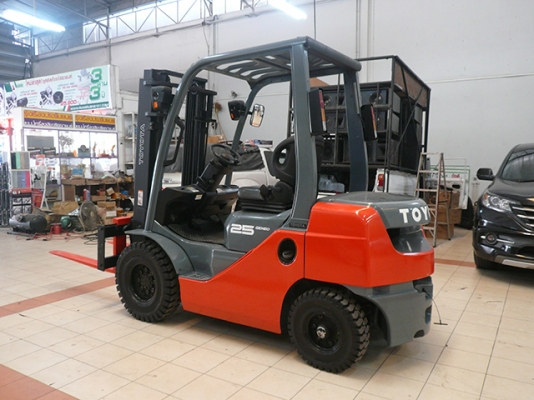 ขายรถโฟล์คลิฟท์มือสอง toyota รุ่น 8FGL25 ราคา 355,000 บาท นำเข้าจากประเทศญี่ปุ่น 100\% ไม่เคยใช้งานในไทย