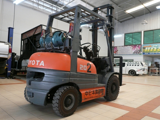 ขายรถโฟล์คลิฟท์มือสอง toyota รุ่น 6FG20 ราคา 195,000 บาท นำเข้าจากประเทศญี่ปุ่น 100\% ไม่เคยใช้งานในไทย