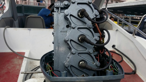 พื่อนในก๊วนฝากขายเครื่อง Yamaha 60 สภาพดีพร้อมใช้พึ่งยกลงจากเรือ กับ 85 แรงกำลังจะยกออกจากเรือ