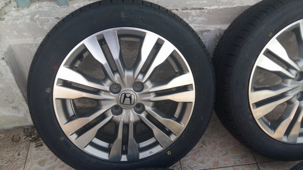 ขายล้อแม็ก Honda city 16" พร้อมยางใหม่่ปี15 สนใจติดต่อเล็กคลองสามครับ 081-3747940