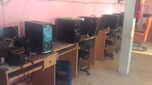 ใครสนใจยากมีร้านเน็ตเป็นของตนเองครับคอม11เครื่องเกม3เครื่อง