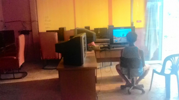 ใครสนใจยากมีร้านเน็ตเป็นของตนเองครับคอม11เครื่องเกม3เครื่อง