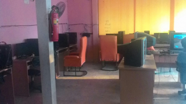 ใครสนใจยากมีร้านเน็ตเป็นของตนเองครับคอม11เครื่องเกม3เครื่อง