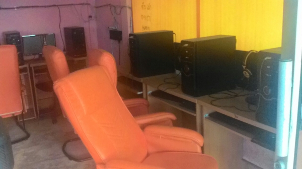 ใครสนใจยากมีร้านเน็ตเป็นของตนเองครับคอม11เครื่องเกม3เครื่อง