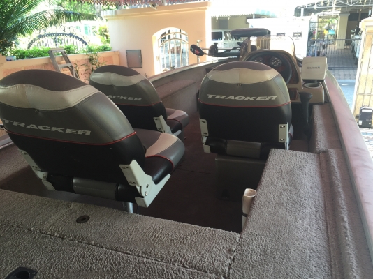 Bass Tracker 17 ฟุต