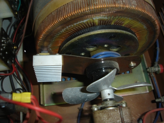 ขาย เครื่องป้องกันไฟตก Automatic Voltage Regulator 2000VA