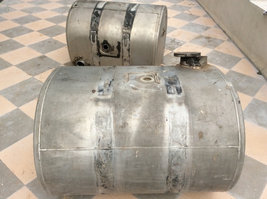 ขายด่วน. ถังน้ำมันอลูมิเนียม 450 ลิตร. มี 4ใบครับ