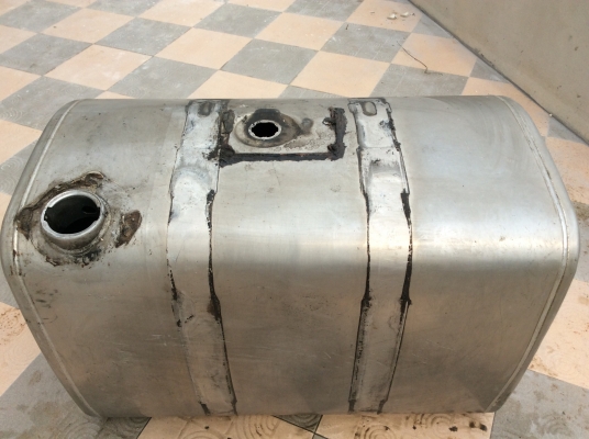 ขายด่วน. ถังน้ำมันอลูมิเนียม 450 ลิตร. มี 4ใบครับ