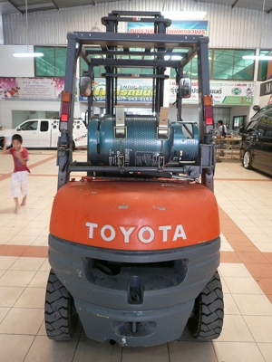 ขายรถโฟล์คลิฟท์มือสอง toyota รุ่น 6FG20 ราคา 195,000 บาท นำเข้าจากประเทศญี่ปุ่น 100\% ไม่เคยใช้งานในไทย