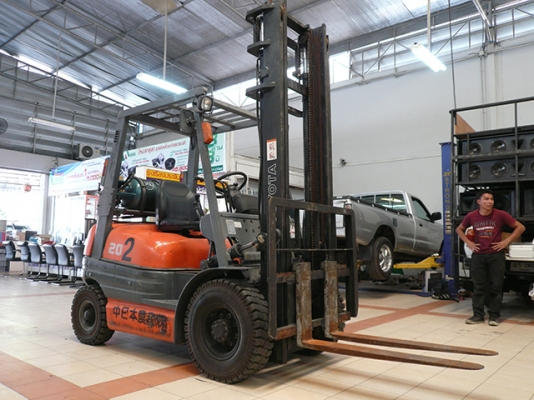 ขายรถโฟล์คลิฟท์มือสอง toyota รุ่น 6FG20 ราคา 195,000 บาท นำเข้าจากประเทศญี่ปุ่น 100\% ไม่เคยใช้งานในไทย