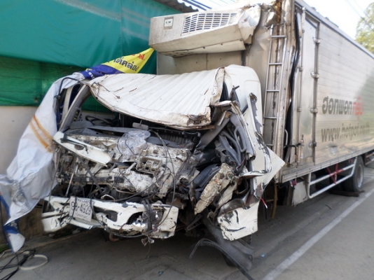 ซากรถ ประสบอุบัติเหตุ HINO ช่วงยาว ซากรถ ประสบอุบัติเหตุ HINO ช่วงยาว