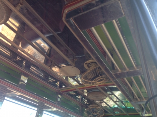 รถบัสรับส่งนักเรียน