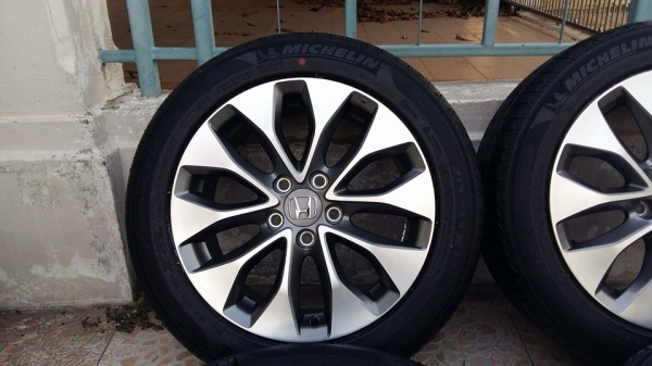 ขายล้อแม็ก accord g9 17" พร้อมยางป้ายแดงปี14  สนใจติดต่อเล็กคลองสามครับ 081-3747940