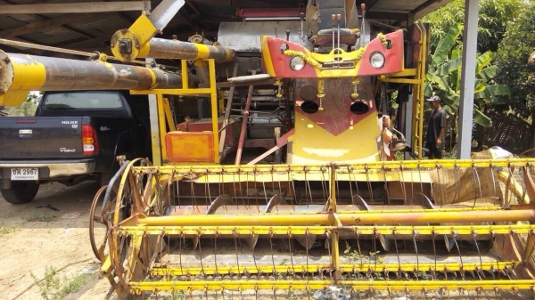 ขายรถเกี่ยว ไทยเส็ง ต่ออุ้ม เครื่อง 6HE1 195 แรง