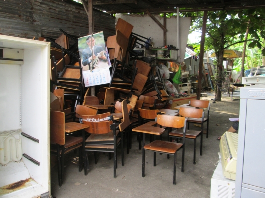 เก้าอี้เหล็กใหม่ๆ  ใช้ได้สารพัดประโยชน์  เหมามา 82 ตัวไม่มีสนิม