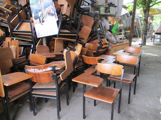 เก้าอี้เหล็กใหม่ๆ  ใช้ได้สารพัดประโยชน์  เหมามา 82 ตัวไม่มีสนิม