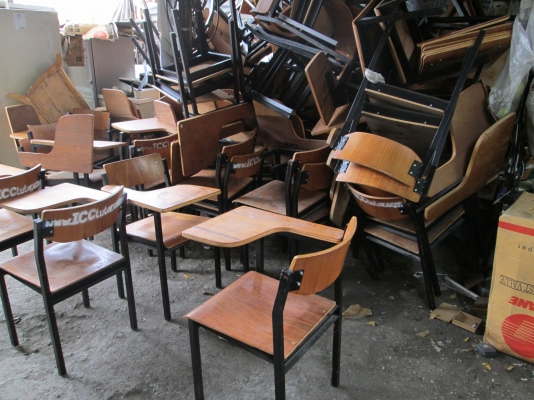 เก้าอี้เหล็กใหม่ๆ  ใช้ได้สารพัดประโยชน์  เหมามา 82 ตัวไม่มีสนิม