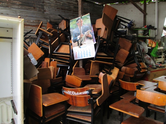 เก้าอี้เหล็กใหม่ๆ  ใช้ได้สารพัดประโยชน์  เหมามา 82 ตัวไม่มีสนิม