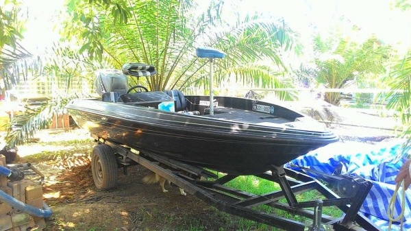 เรือแบสนอก