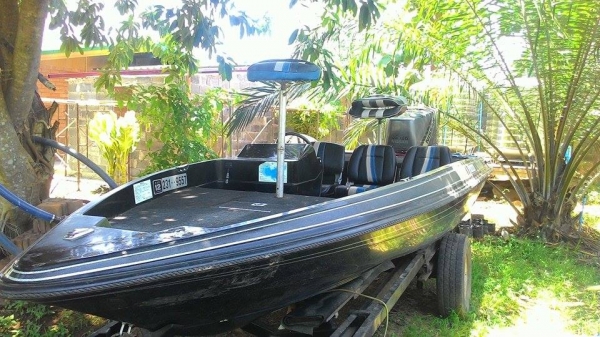 เรือแบสนอก