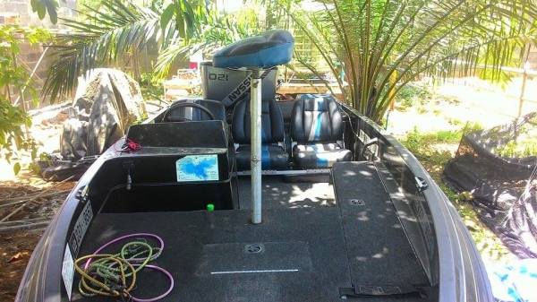 เรือแบสนอก