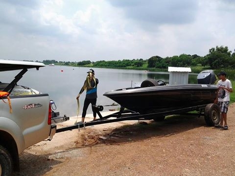 เรือแบสนอก