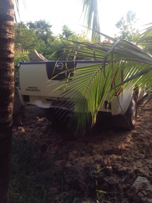 นิสสันนาวาร่า ปี10 เครื่องyd25 สีขาวโอนลอยแยกขายได้ทุกอย่าง เครื่องเกีนร์สมบูรณ์