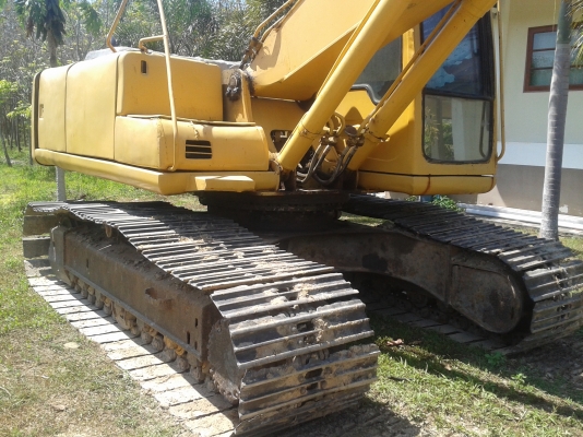 komatsu pc200-6 รถเครื่องดี ปั๊มแรง พร้อมใช้งาน ยังใช้งานอยู่ ขายเนื่องจากงานน้อย รถสาดสีใหม่ ราคาต่อรองได้ 087-2976734 095-0403929