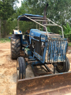 FORD 6640 เพลาเดียว สภาพเดิมๆ รถห้าง อุปกรณ์ตามภาพ เครื่องดี 087-2976734 095-0403929