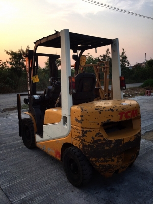 ขายถูก รถโฟล์คลิฟท์ TCM ขนาด2.5ตัน เครื่องยนต์ดีเซล เกียร์ธรรมดา ยกได้สูงสุด3เมตร