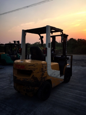 ขายถูก รถโฟล์คลิฟท์ TCM ขนาด2.5ตัน เครื่องยนต์ดีเซล เกียร์ธรรมดา ยกได้สูงสุด3เมตร