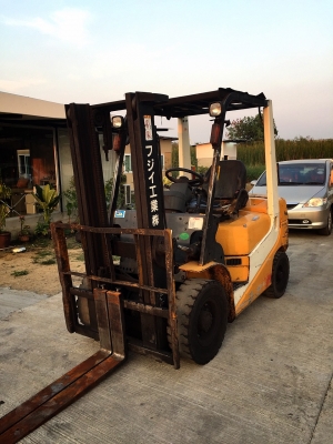 ขายถูก รถโฟล์คลิฟท์ TCM ขนาด2.5ตัน เครื่องยนต์ดีเซล เกียร์ธรรมดา ยกได้สูงสุด3เมตร
