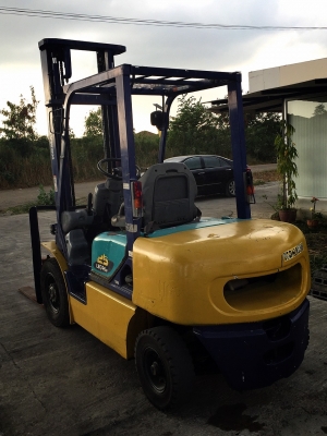 ขายถูก รถโฟล์คลิฟท์ KOMATSU ขนาด2.5ตัน เครื่องยนต์ดีเซล เกียร์ธรรมดา ยกได้สูงสุด4เมตร