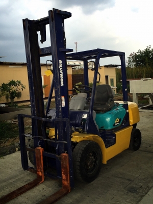 ขายถูก รถโฟล์คลิฟท์ KOMATSU ขนาด2.5ตัน เครื่องยนต์ดีเซล เกียร์ธรรมดา ยกได้สูงสุด4เมตร