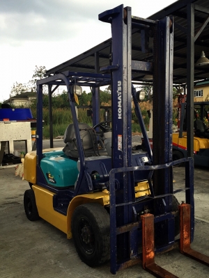 ขายถูก รถโฟล์คลิฟท์ KOMATSU ขนาด2.5ตัน เครื่องยนต์ดีเซล เกียร์ธรรมดา ยกได้สูงสุด4เมตร