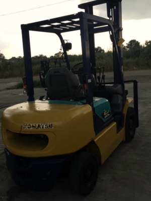 ขายถูก รถโฟล์คลิฟท์ KOMATSU ขนาด2.5ตัน เครื่องยนต์ดีเซล เกียร์ธรรมดา ยกได้สูงสุด4เมตร