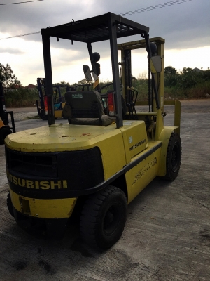 ขายถูก รถโฟล์คลิฟท์ MITSUBISHI ขนาด3ตัน เครื่องยนต์เบนซิล เกียร์ธรรมดา ยกได้สูงสุด3เมตร