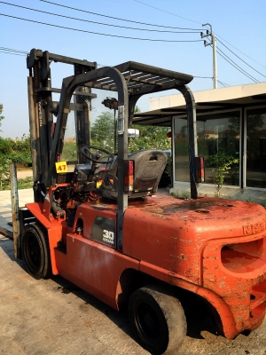 ขายถูก รถโฟล์คลิฟท์ NISSAN ขนาด3ตัน เครื่องยนต์ดีเซล เกียร์ธรรมดา ยกได้สูงสุด4เมตร
